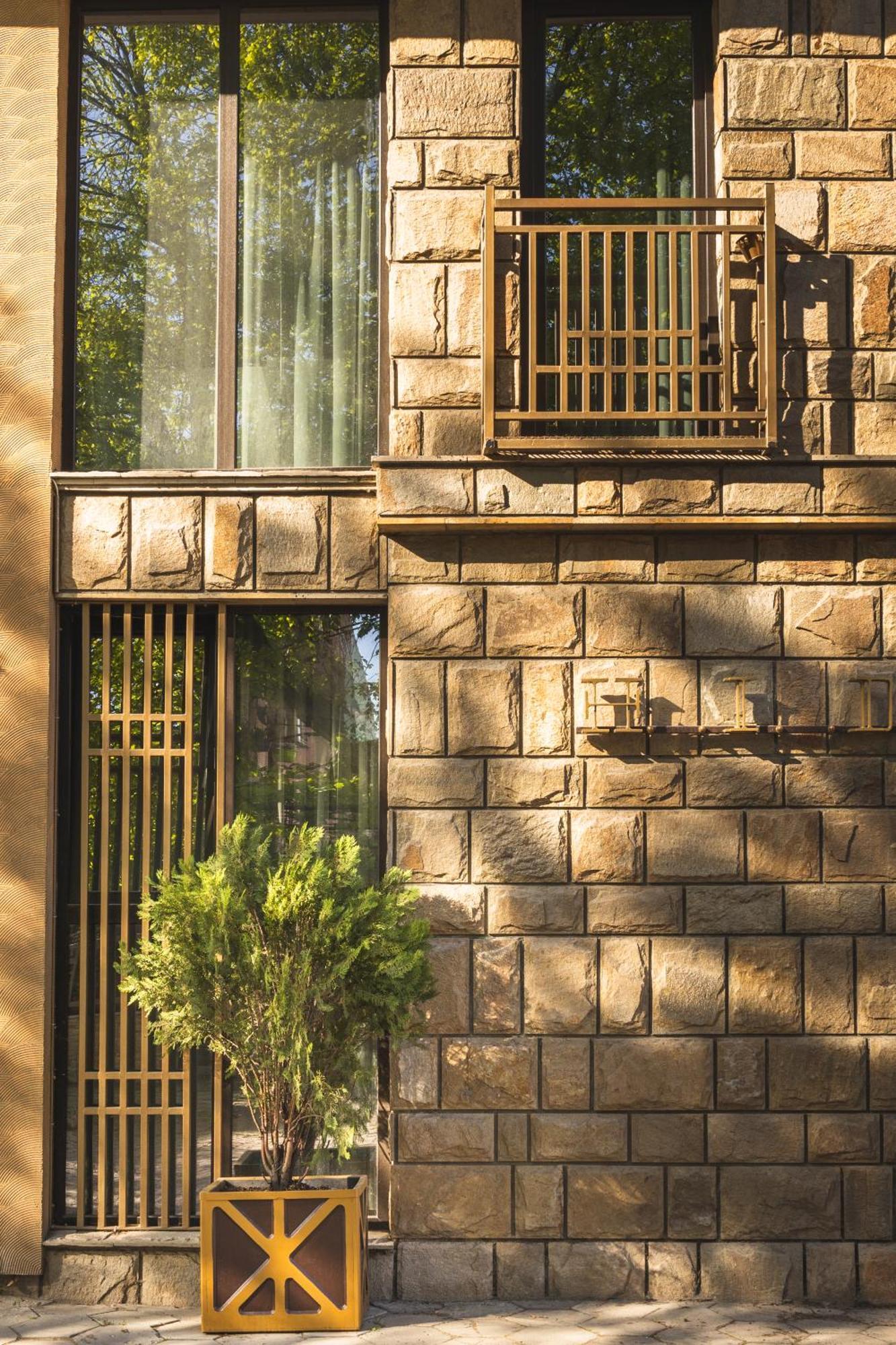 The Hidden Bank: Silver Bullet Plovdiv Bagian luar foto